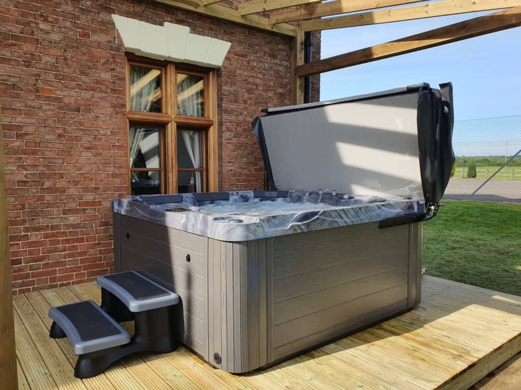 Tapa aislante multicapa, que evita la perdida de calor y mantiene el jacuzzi libre de basura y residuos provenientes del exterior. - Imagen 3